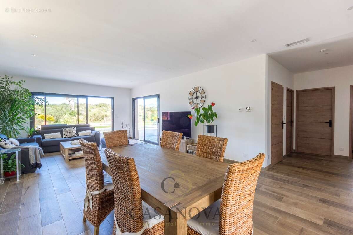 Maison à VIOLS-EN-LAVAL