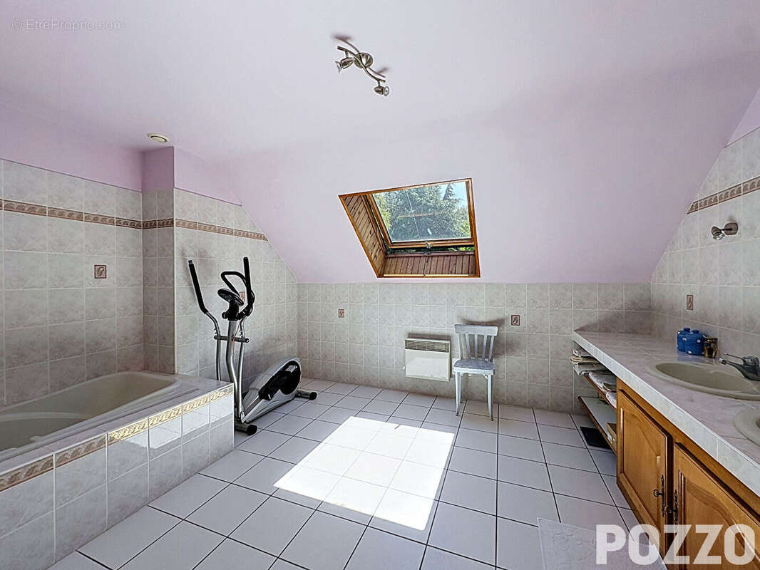À VENDRE - Maison dans le bourg de Bréhal de 255m² au calme avec parc arboré - photo 14
