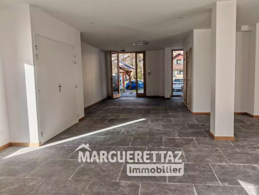 Commerce à TANINGES