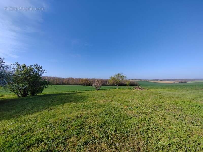 Située à MIRAMONT LATOUR, maison à rénover avec vue panoramique - photo 8