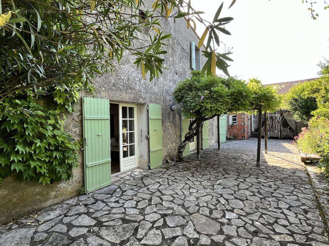 Maison 159 m² à Semussac  - photo 4