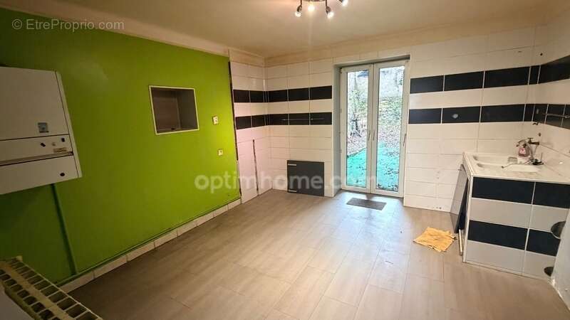 Bertrange - maison de ville de 95 m² avec 2 chambres, une terrasse ! fort potentiel ! - photo 3