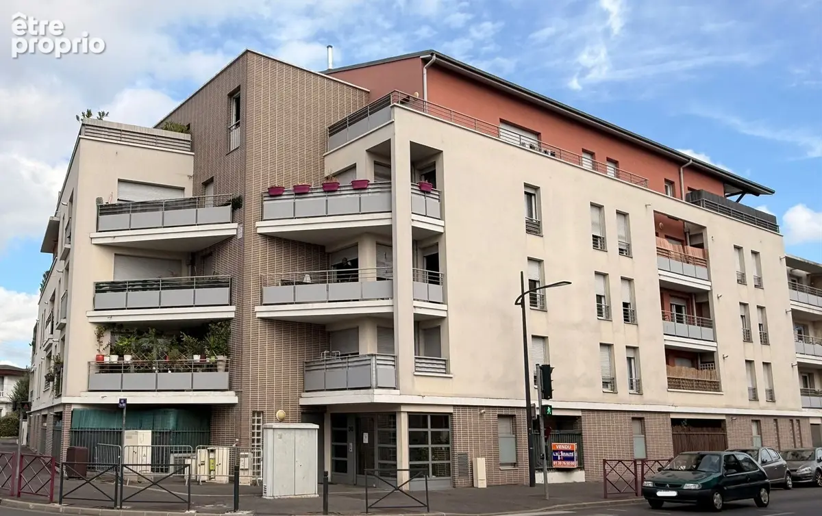 2 pièces récent avec balcon, parking et tramway à 10 minutes à pied ! - photo 1