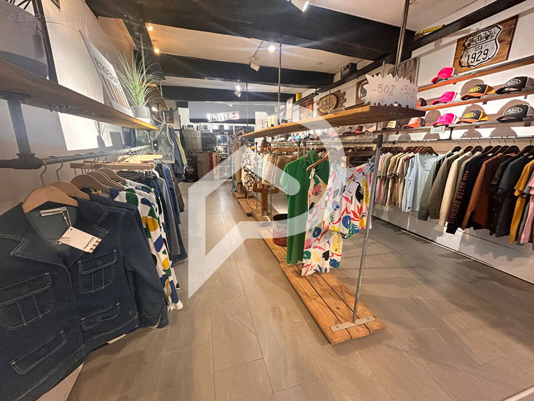 Commerce à AIGUES-MORTES