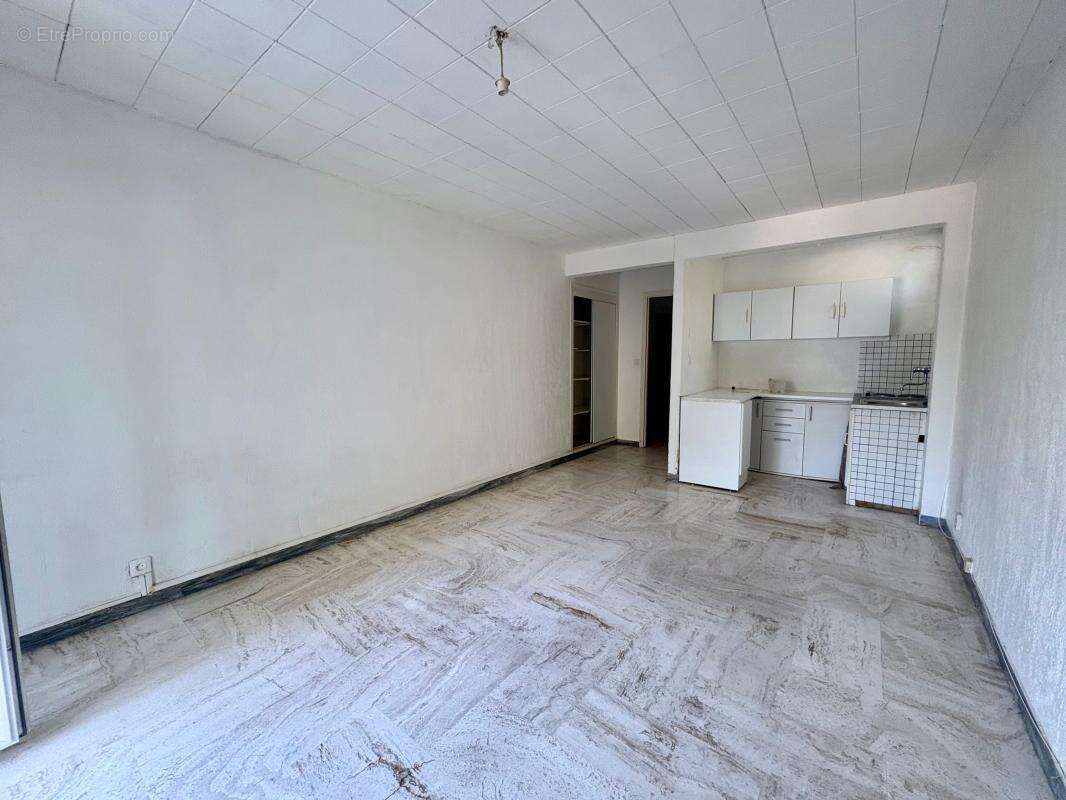 Grand studio avec balcon, cave et stationnement - photo 3