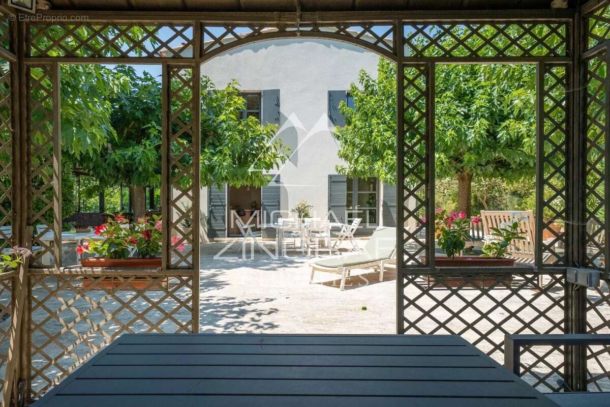 Aix-en-Provence – Propriété avec piscine au coeur d'un écrin de verdure - photo 30