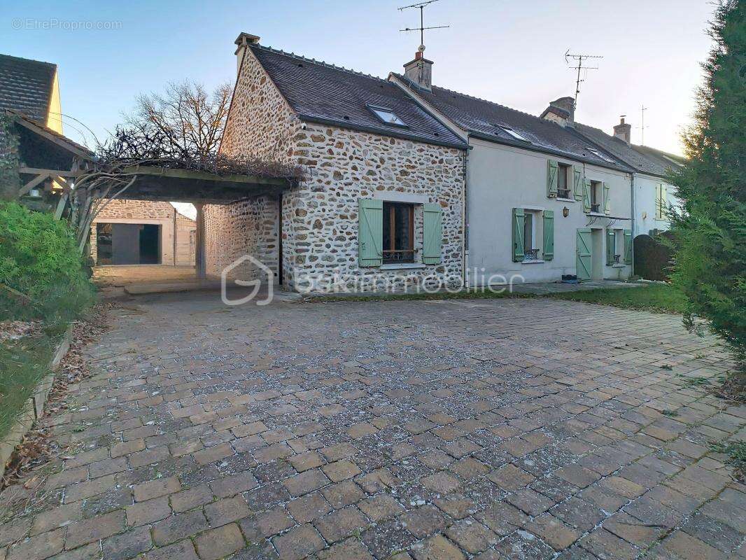 Maison à FAVIERES