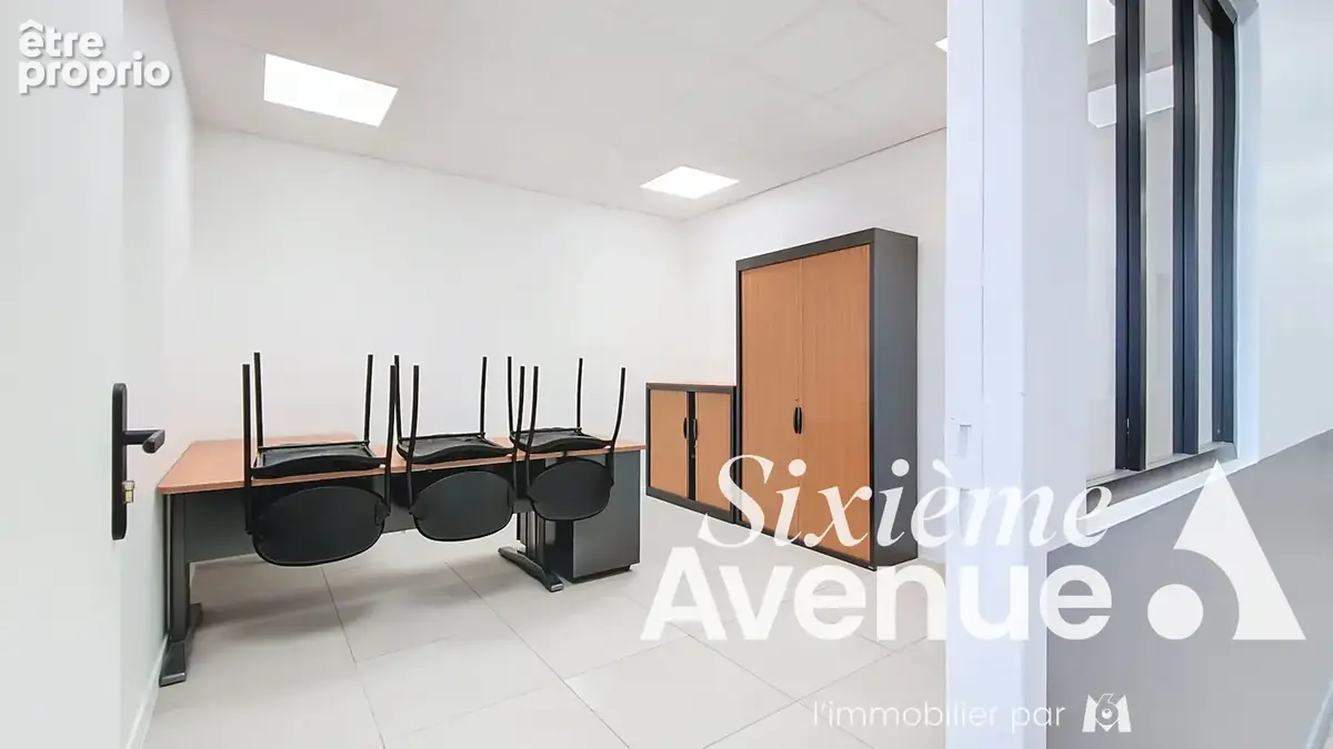 Local commercial Saint Priest 538 m2 - photo 7