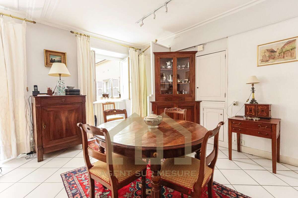 Appartement à PARIS-1E