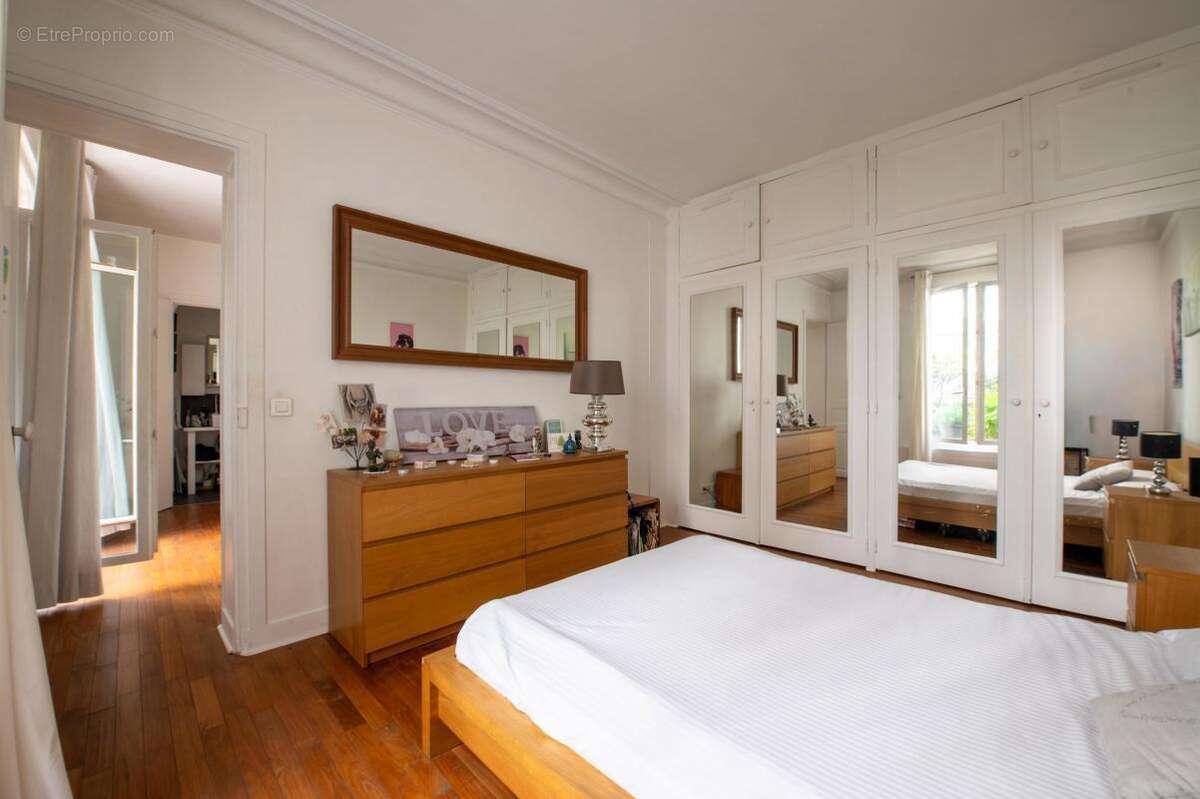 Appartement à PARIS-16E