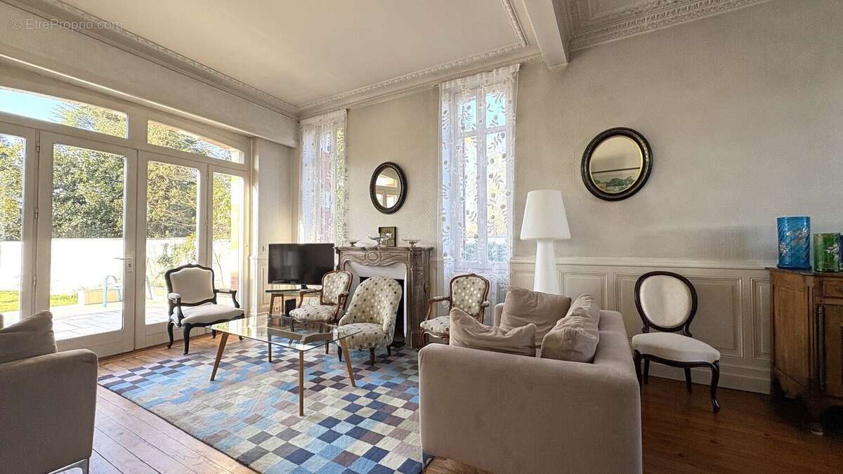 Maison de maitre de type t8 de 202 m2 avec piscine - photo 4