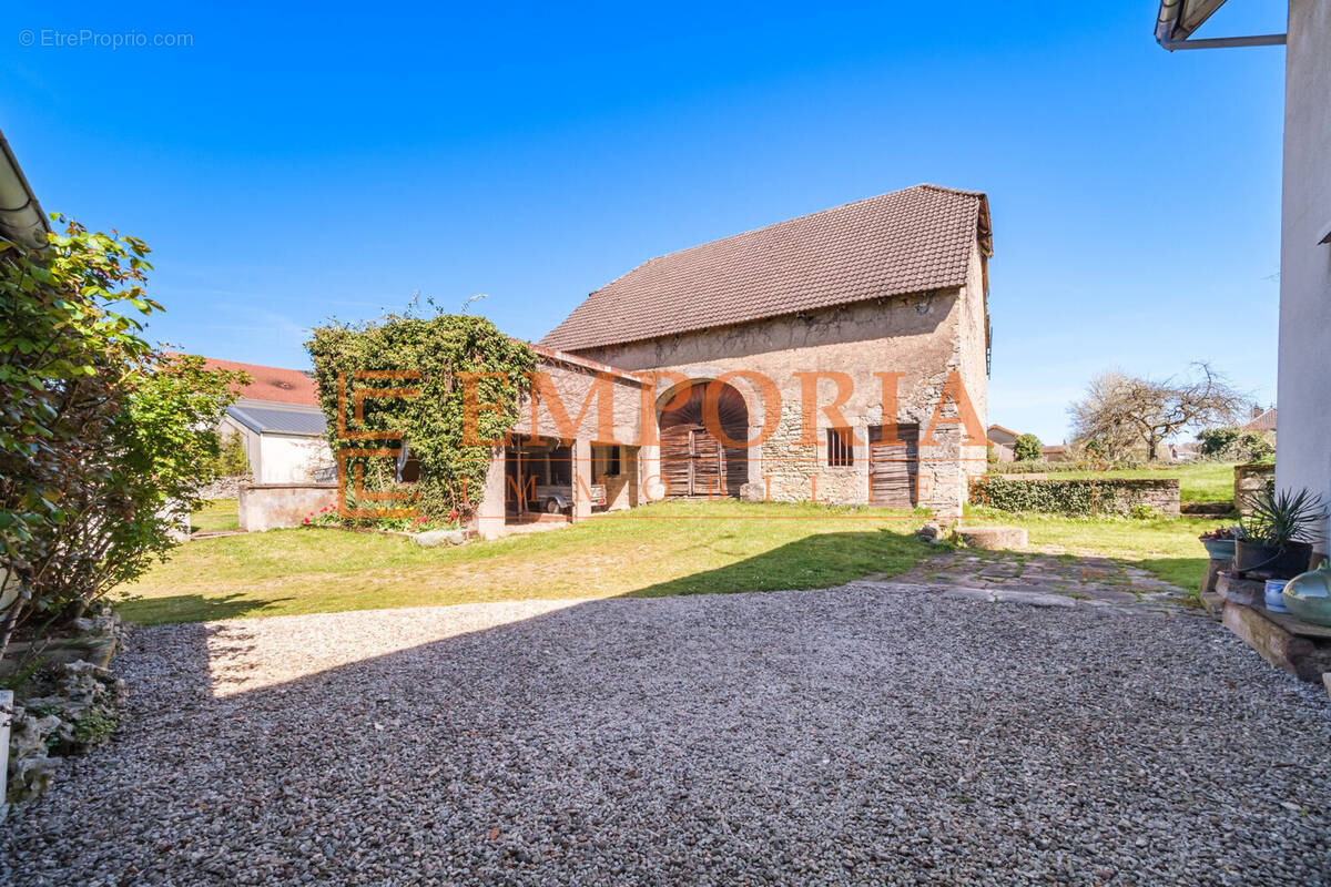 Maison 185 m² à Etupes  - photo 1