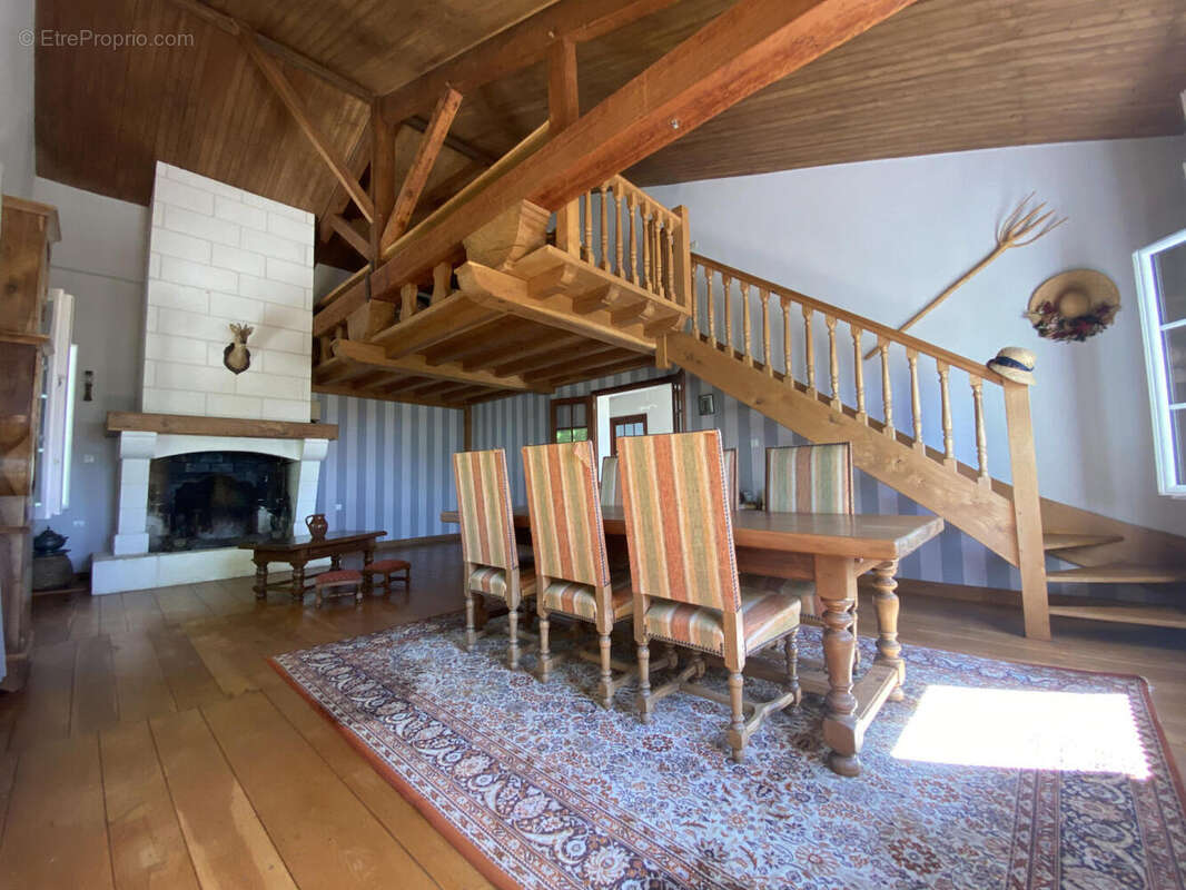 SALON SAM - Maison à MONTMOREAU-SAINT-CYBARD