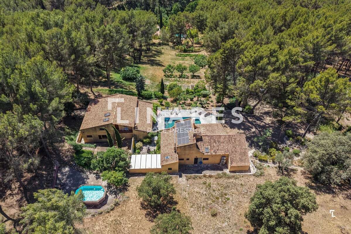 LES HAUTS : Propriété de 310m2 (145 + 90 + 40 + 30m2) Piscine à fond mobile, Tennis,  2 hectares - Simiane-Collongue - photo 22