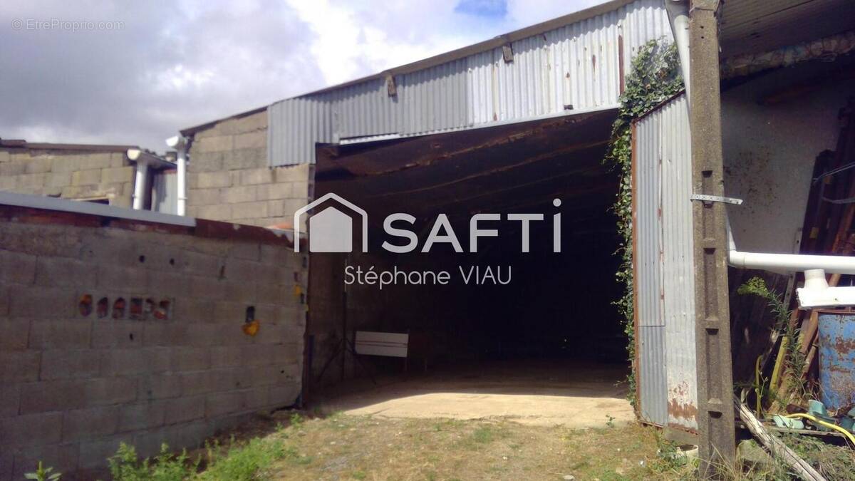 Photo 1 - Parking à SAINT-PIERRE-DES-ECHAUBROGNES