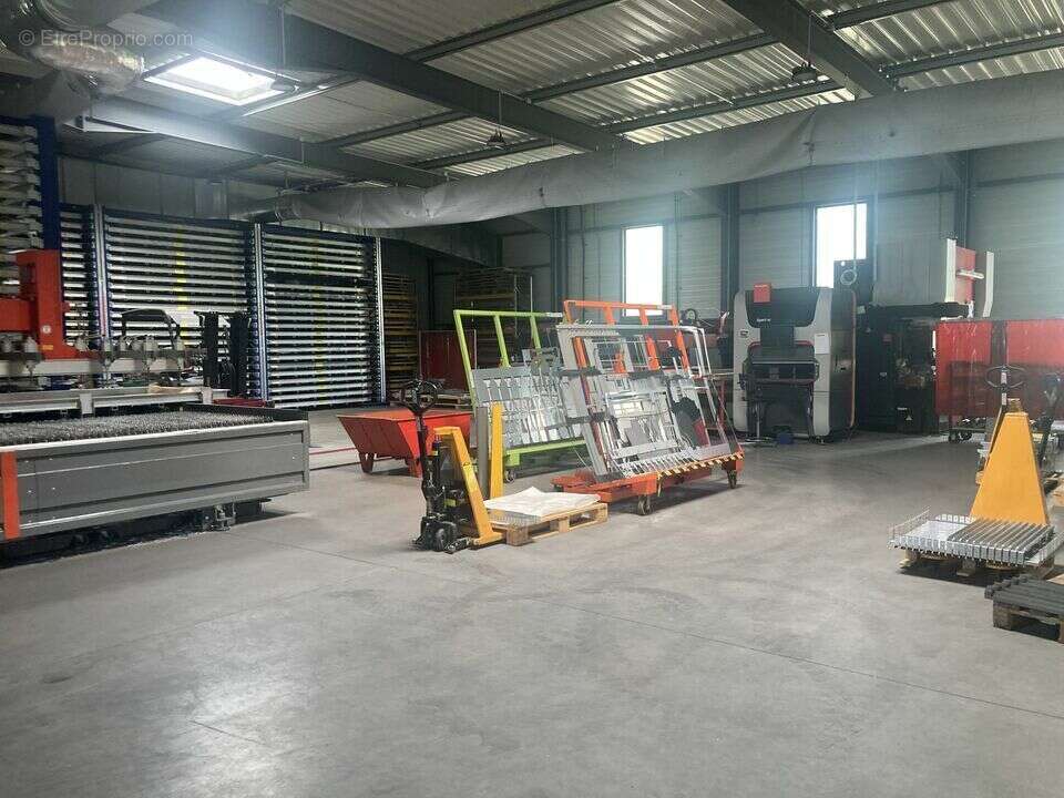 953 m² à Crolles  - photo 2