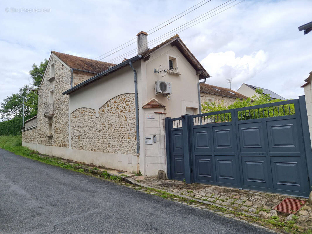 Maison à BRUYERES-LE-CHATEL