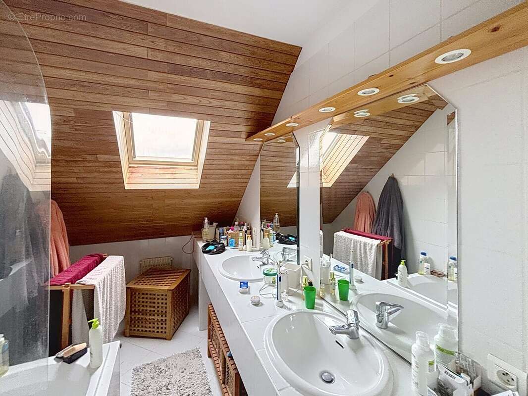 Salle de bain parentale. - Maison à TOUSSUS-LE-NOBLE