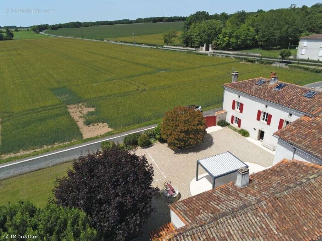 Maison à AIGRE