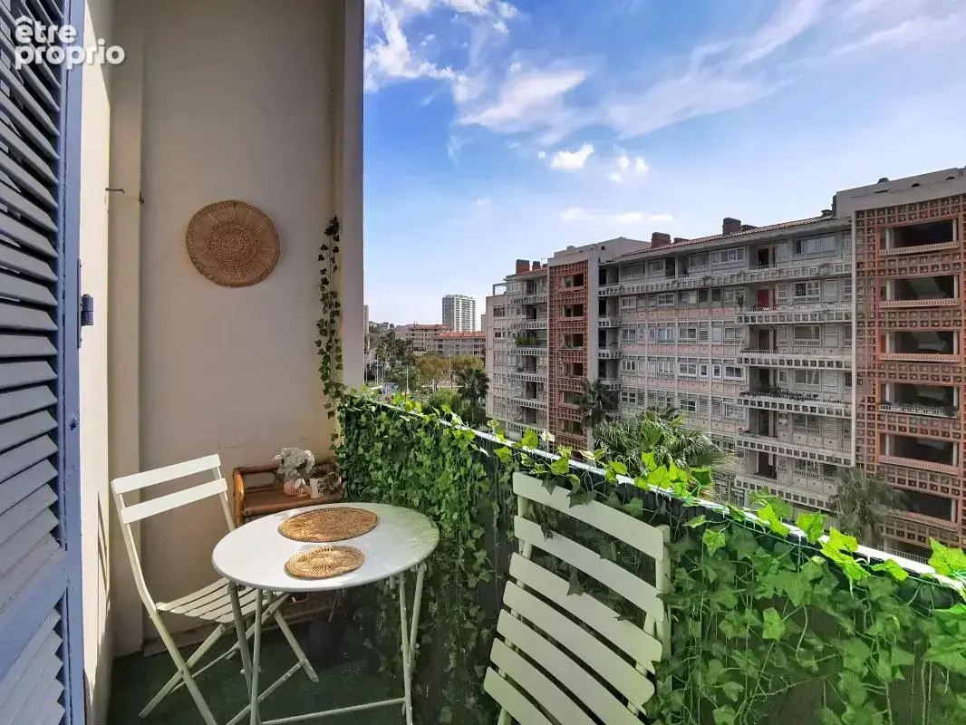 Toulon Le port (83000) Studio 25m² refait a neuf avec balcon - photo 3
