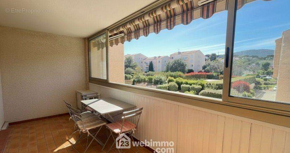 Espace de vie supplémentaire de 12 m², baigné de lumière, idéal pour un coin repas ou bureau avec vue. - Appartement à SAINTE-MAXIME