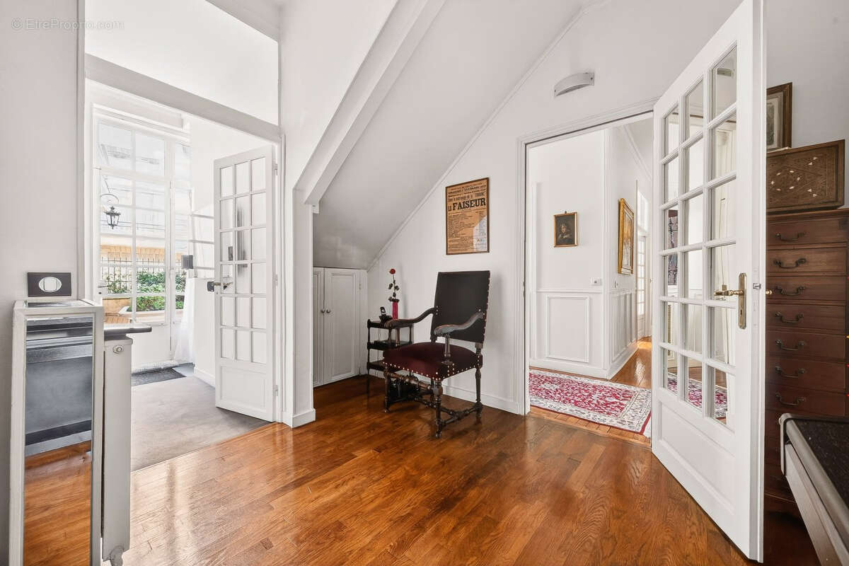 Appartement à PARIS-16E