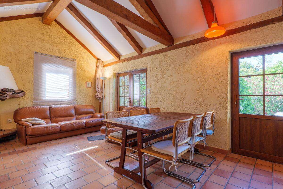 3 maisons + piscine+ terrain 4ha - photo 22
