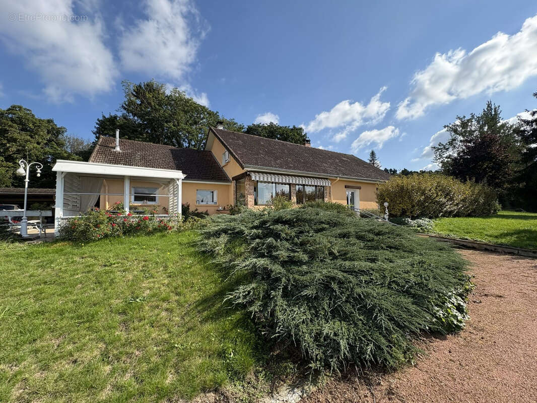 Maison à CREUZIER-LE-VIEUX