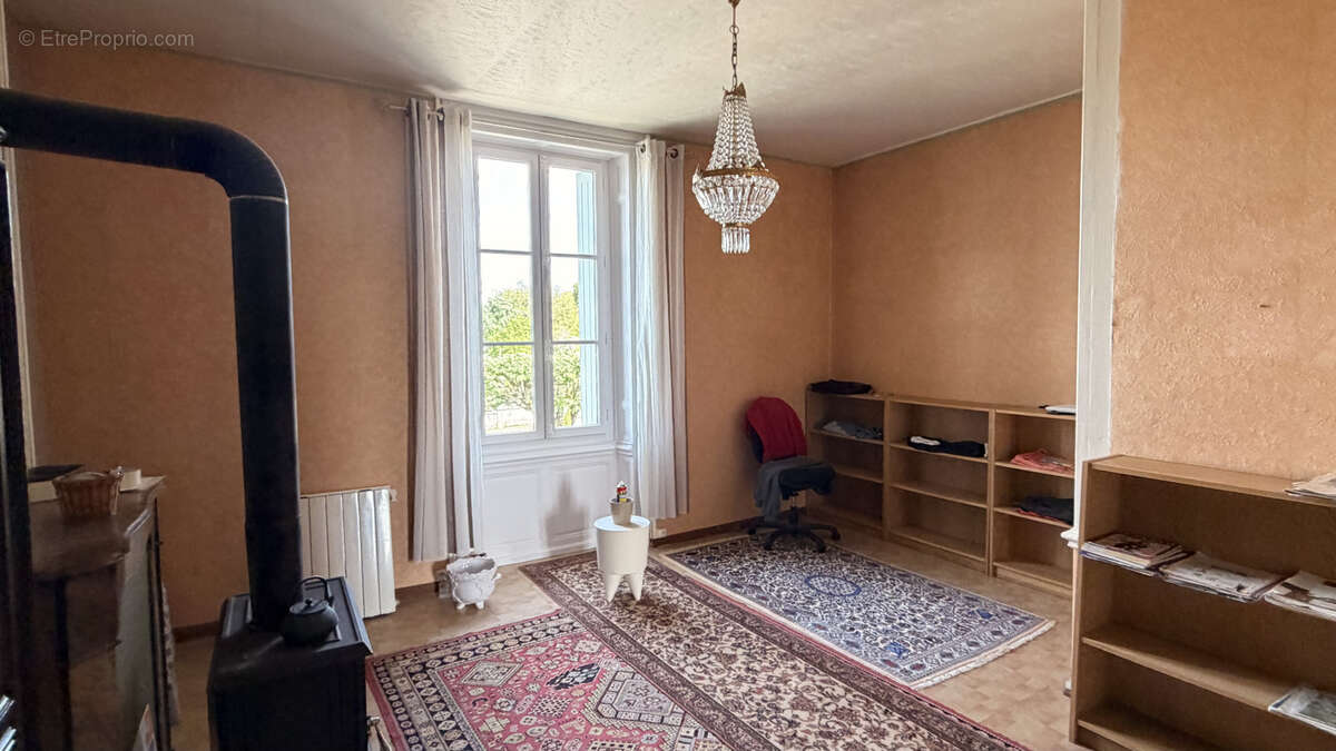 Maison à SAINT-JEAN-D'ANGELY