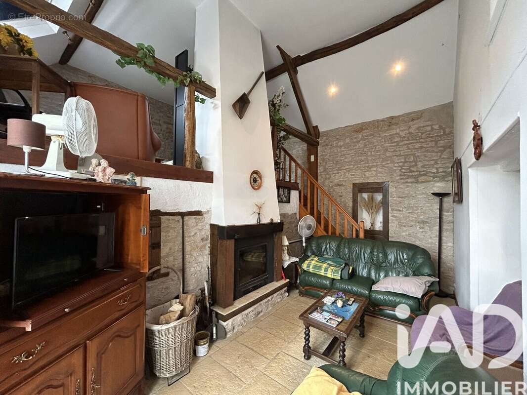 Maison 96 m² à Neuilly-En-Dun  - photo 2