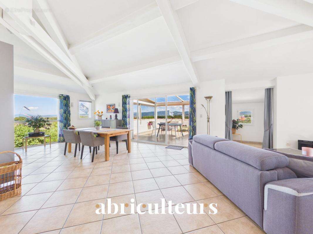 Maison avec piscine et jardin en vente à  Six-Fours-les-Plages (83140) - photo 3