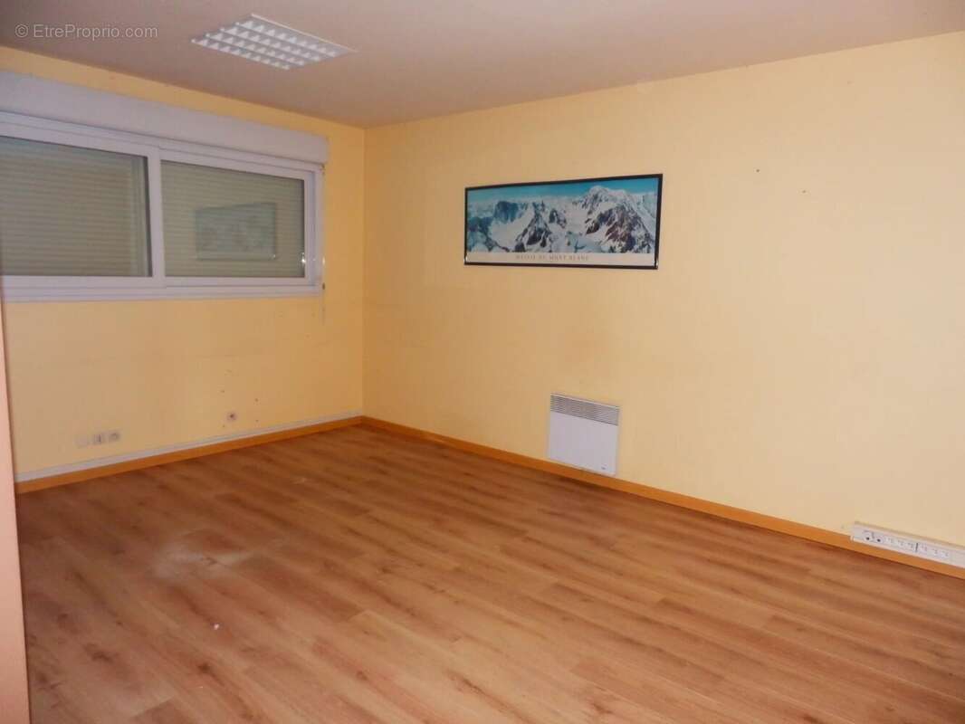 Local d'activités de 730 m²,  3000 m² de terrain - photo 6