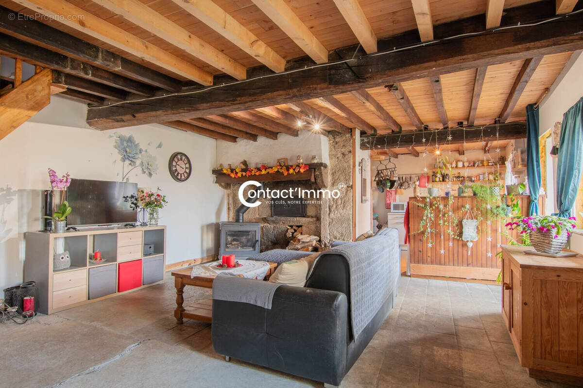 Maison à SAINT-VICTOR-MONTVIANEIX