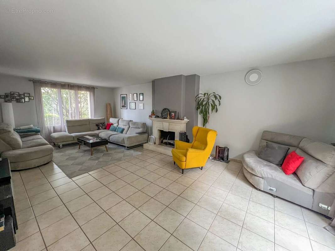 Maison à LE MESNIL-SAINT-DENIS