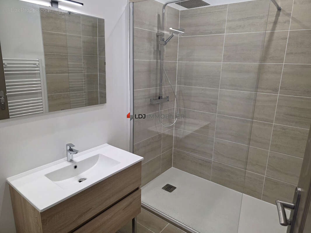 Salle d&#039;eau - Appartement à VILLELONGUE-DE-LA-SALANQUE