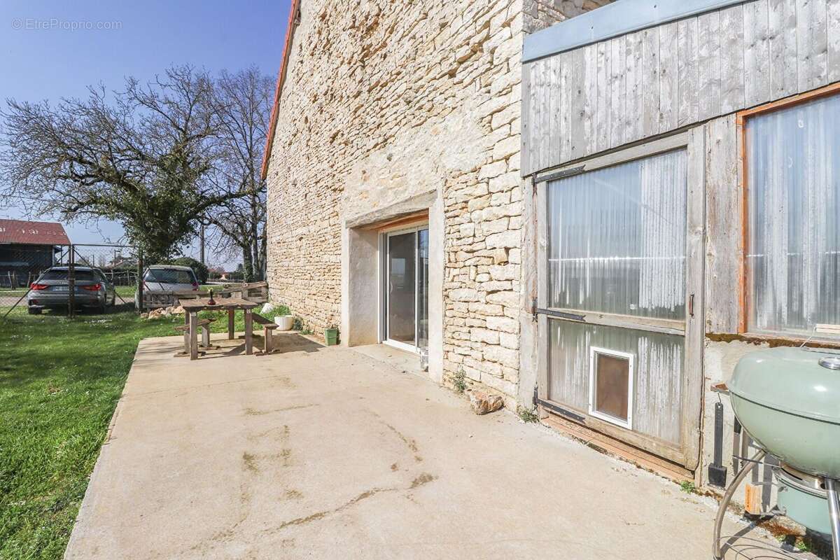 Maison à MONTIGNY-MORNAY-VILLENEUVE-SUR-VINGEANNE