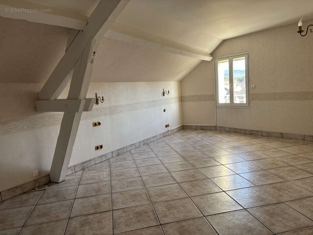 Maison à LE MAYET-DE-MONTAGNE