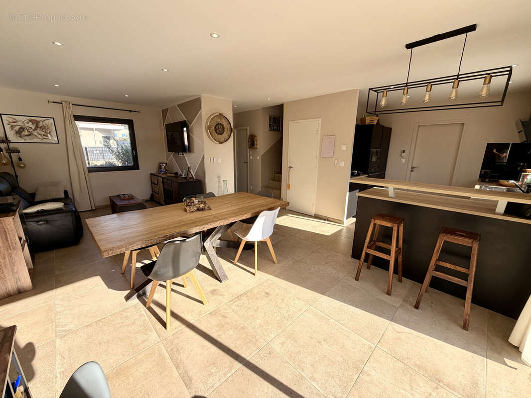 Beauvallon village. rare. maison de 90 m2 recente 2019. 3 chambres. garage. sur parcelle 350 m2 close . - photo 11