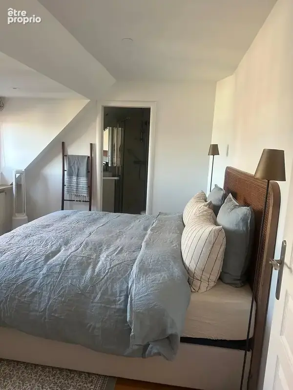 Exclusivité - Neuilly Mairie - Dernier étage - Appartement duplex deux chambres en parfait état - Vue dégagée - photo 10