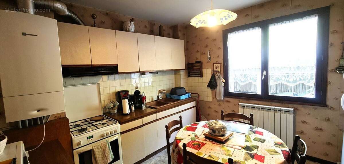 Grand appartement 95m² T4 avec balcon, cave et garage - photo 9