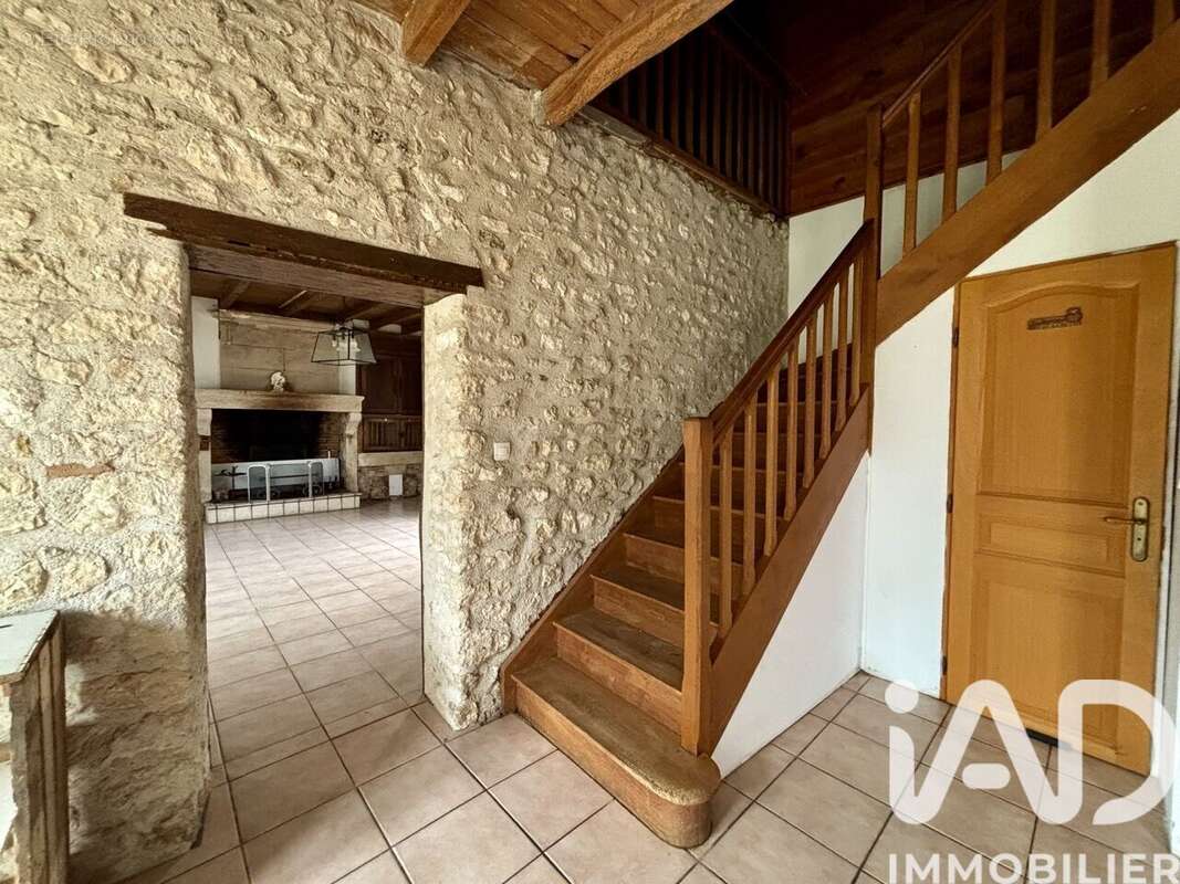 Maison 156 m² à Marnes  - photo 3