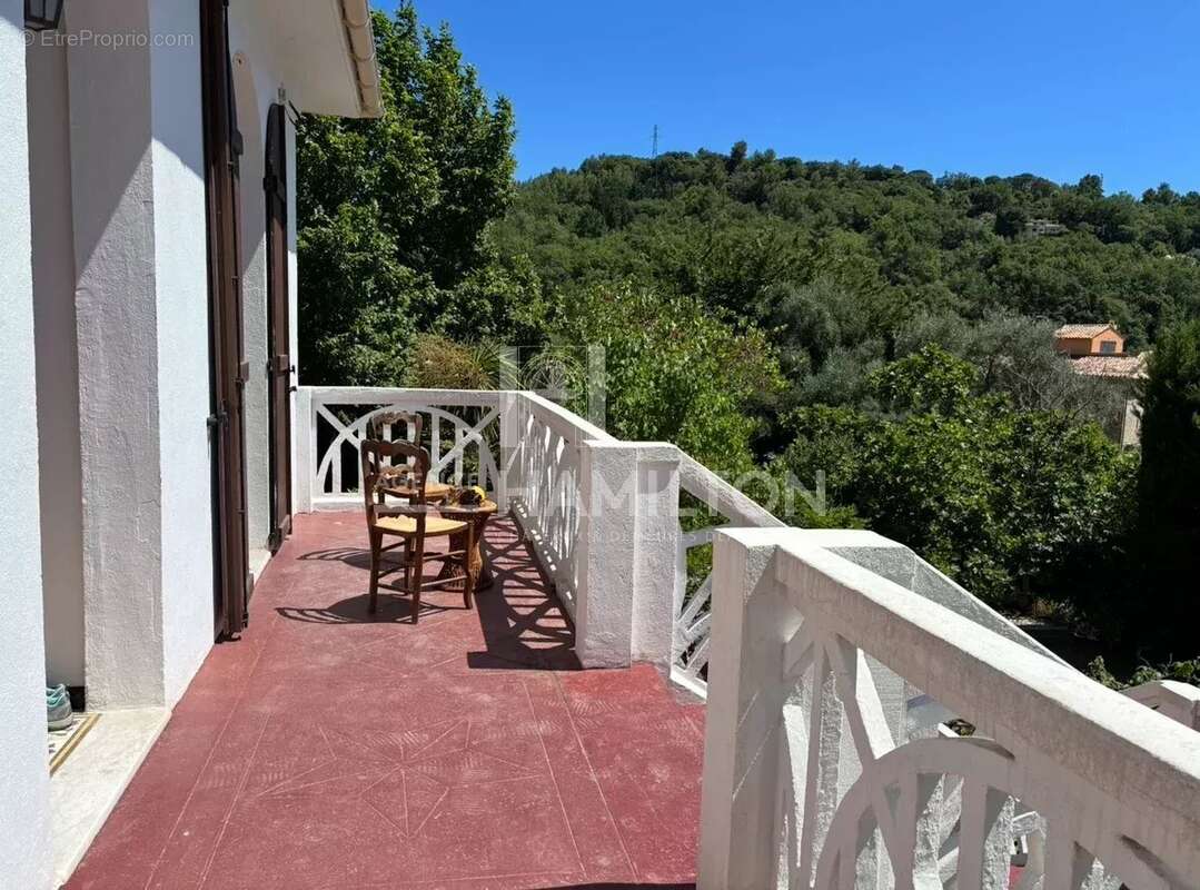 Maison à CHATEAUNEUF-GRASSE