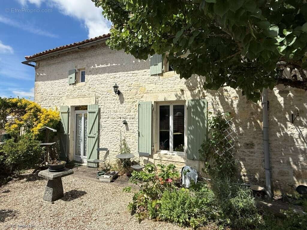 Maison de Caractère avec 5 Chambres Avec Terrain, 6 Minutes d'Aunac-Sur-Charente - photo 2