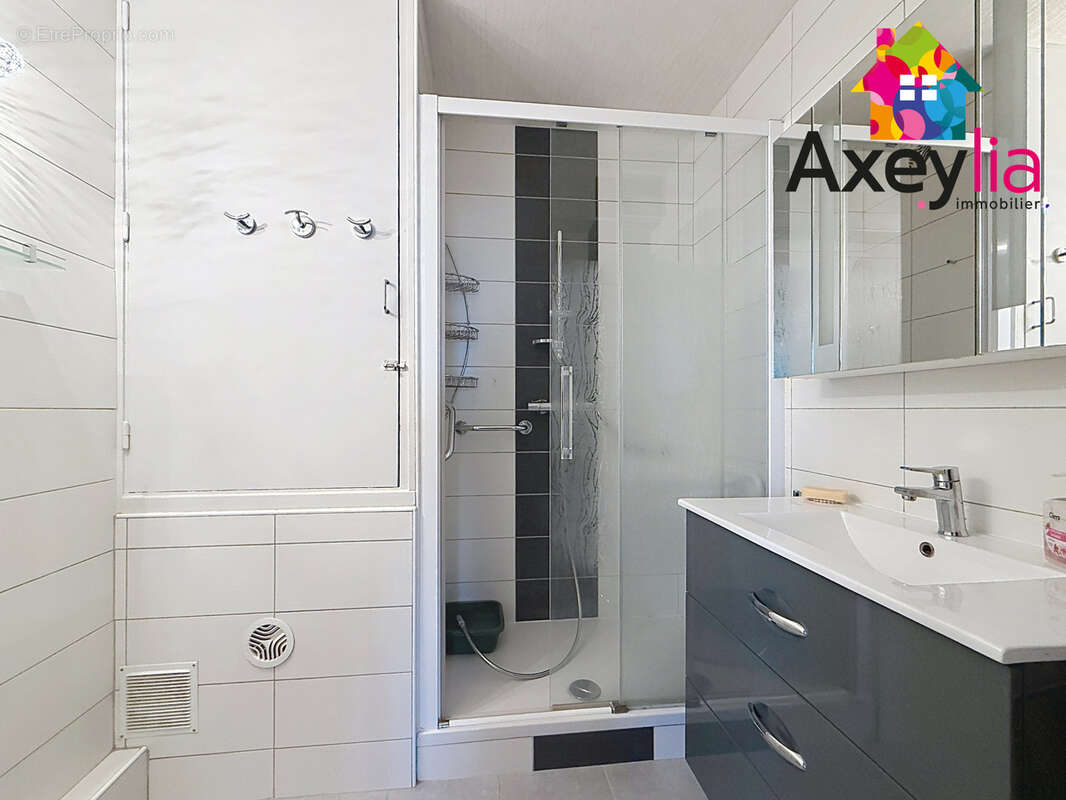 A vendre - roanne centre - appartement t5 avec balcon, box fermé et cave - photo 7