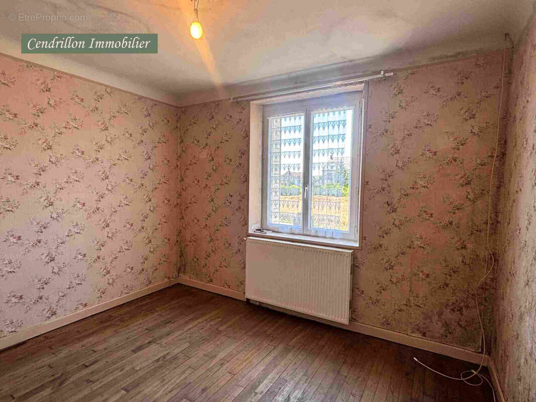 Tout petit prix ! Maison indépendante à rénover offrant un jardin, une dépendance et un emplacement privilégié - photo 14