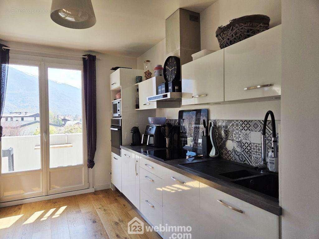 d'une cuisine équipée donnant accès à un balcon. - Appartement à ALBERTVILLE