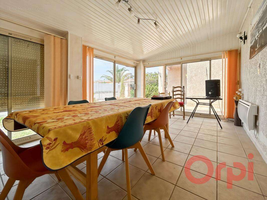 À Vendre : Villa familiale de plain-pied avec piscine, garage et grand jardin à Sauvian - photo 6