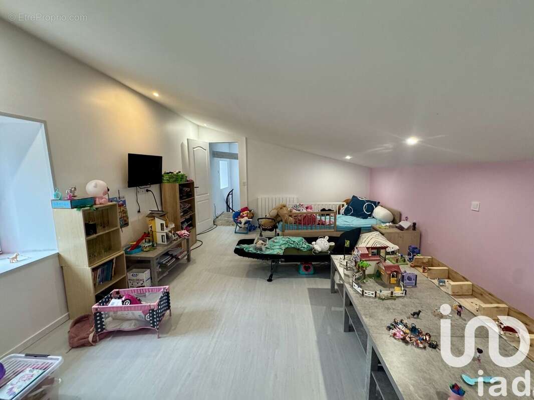 Maison 106 m² à Reignac  - photo 2