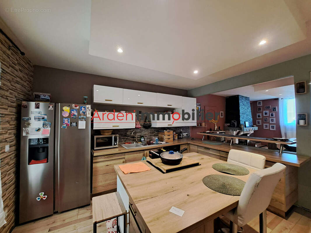 Maison 9 pièces à vendre à Chappes - 173,60 m² sur terrain de 680 m² - photo 2