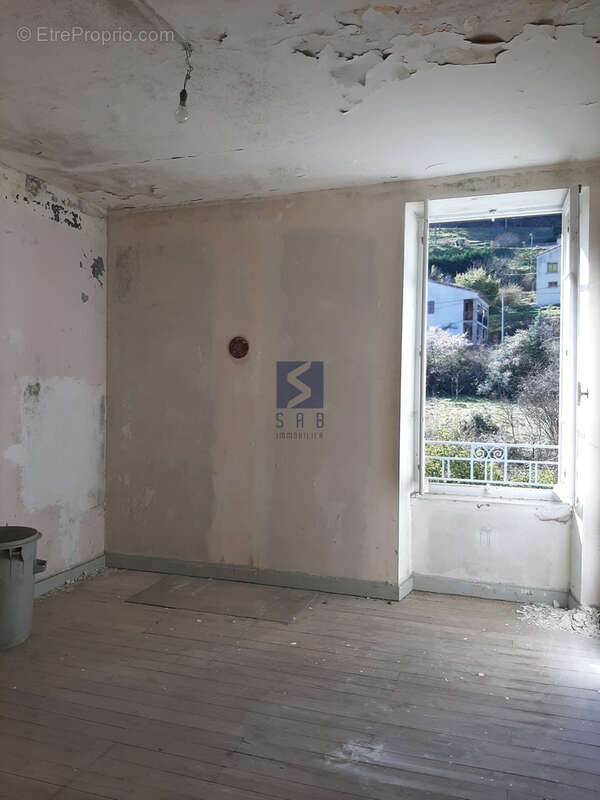 Appartement à SAINT-SAUVEUR-DE-MONTAGUT